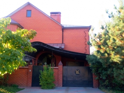 Продается дом площадью 430 кв.м. в жилом массиве "Задонье" 